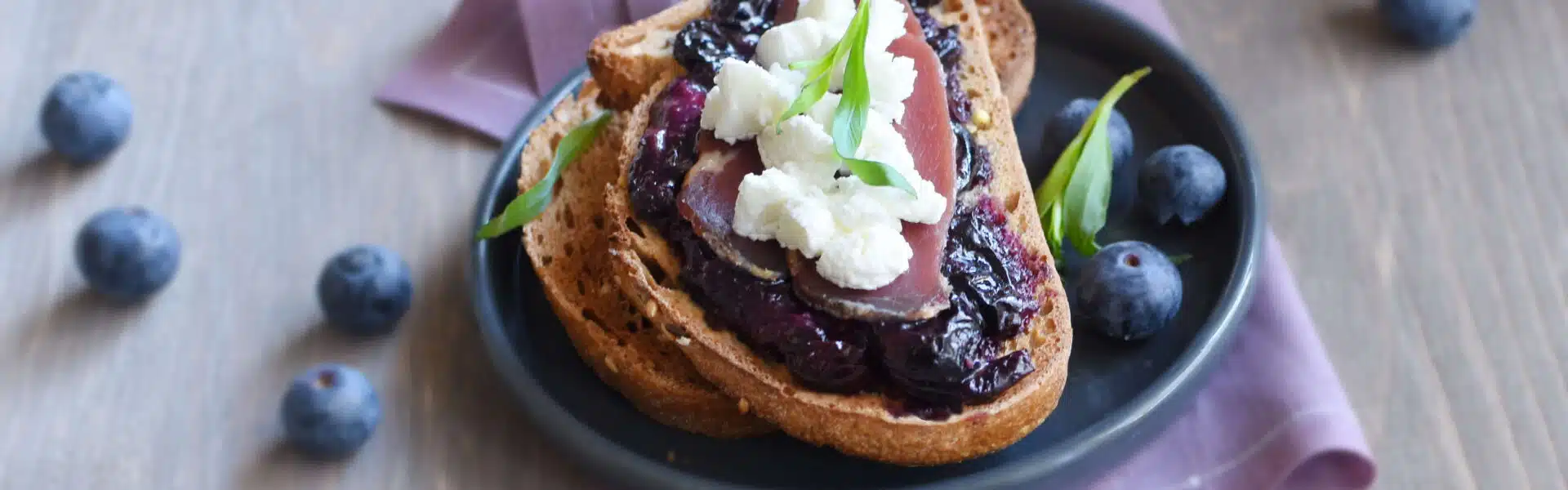 Bruschetta au magret de canard et fromage de brebis sur lit de myrtilles - 3198