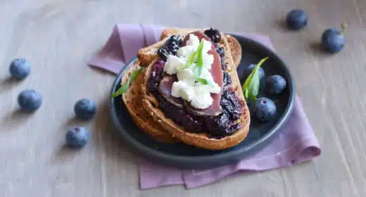 Bruschetta au magret de canard et fromage de brebis sur lit de myrtilles - 3198