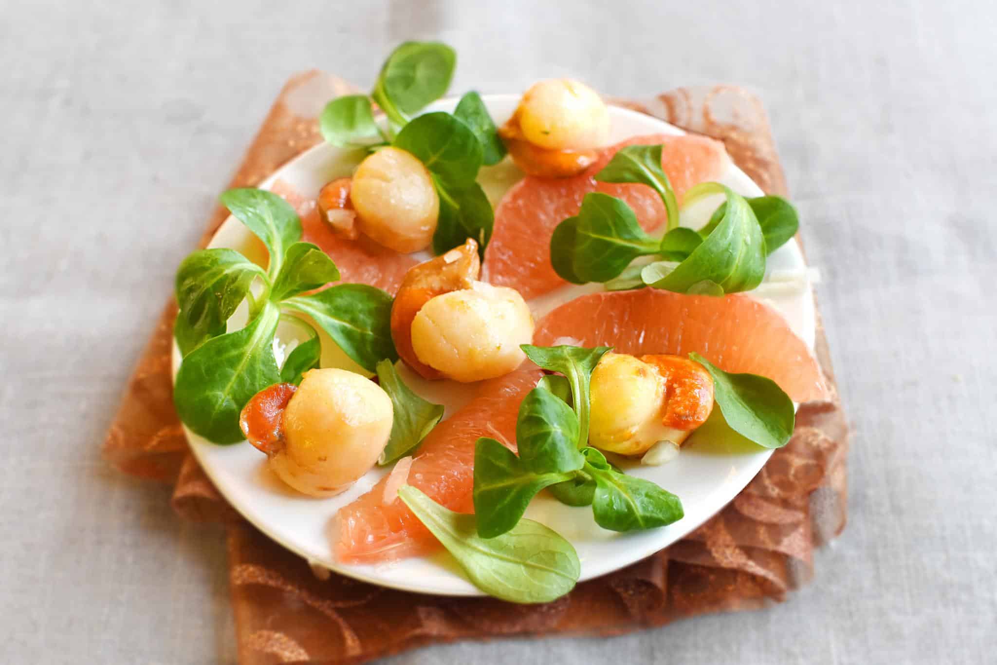 Noix de Saint-Jacques poêlées et salade aux agrumes healthy - Recette