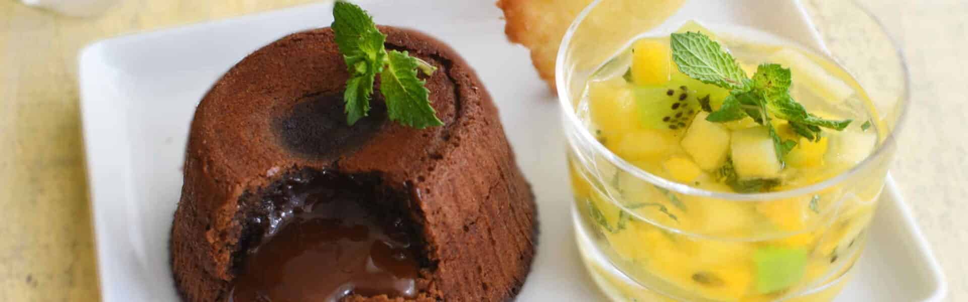 Trio gourmand : mi-cuit au chocolat, tuile de coco et salade de fruits exotiques - 3240