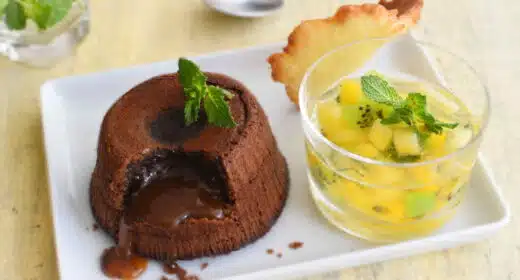 Trio gourmand : mi-cuit au chocolat, tuile de coco et salade de fruits exotiques - 3240