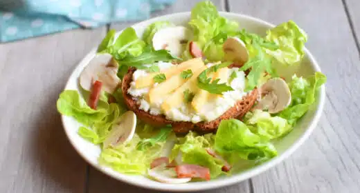 Salade de chèvre chaud au bacon et aux champignons - 3044