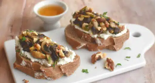 Tartines de champignons, chèvre, noix et miel - 3248