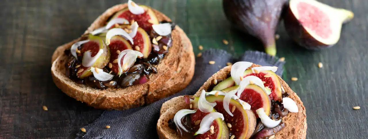 Tartines au confit d’oignons et aux figues fraîches - 3352