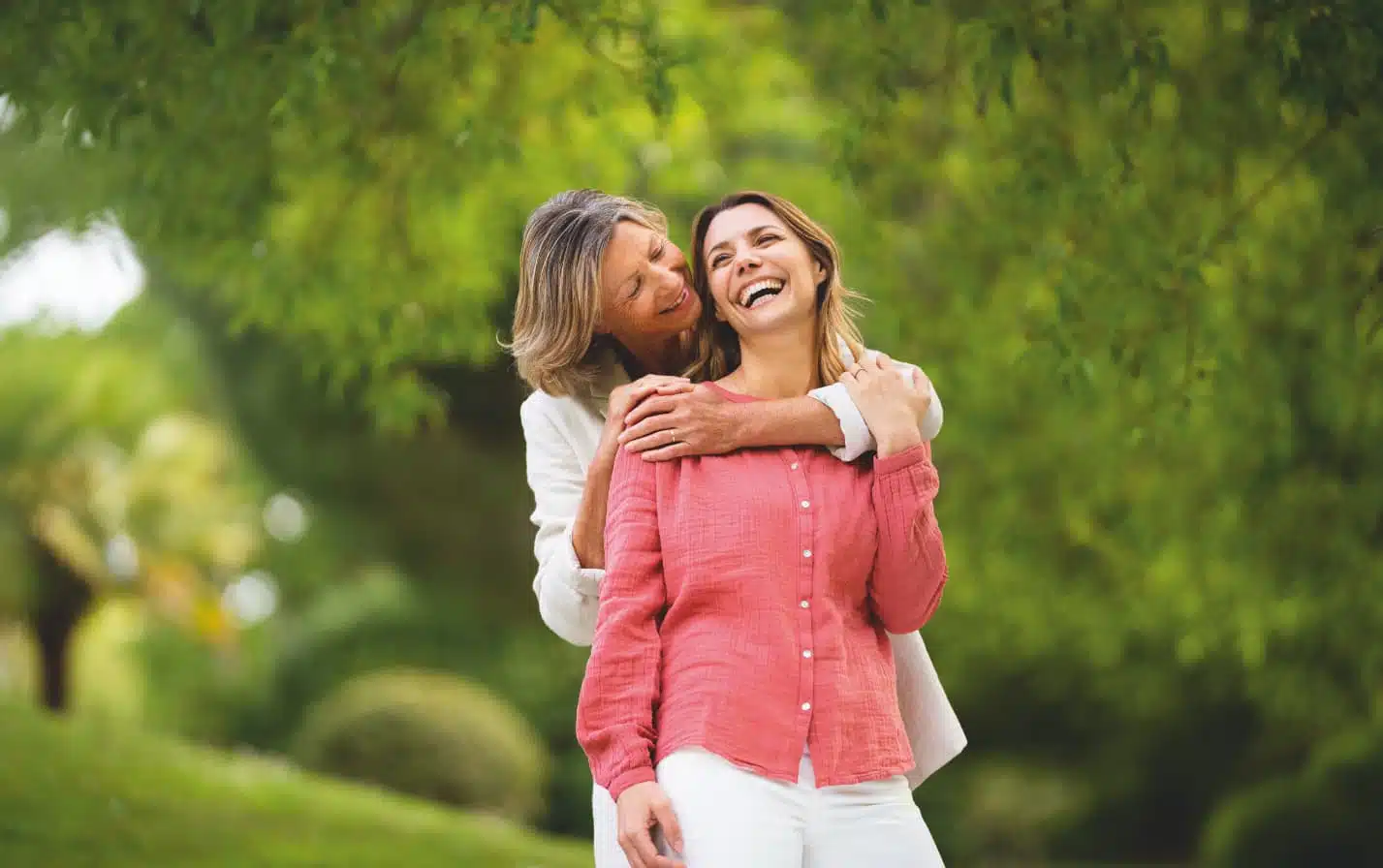 Famille mère fille heureuses