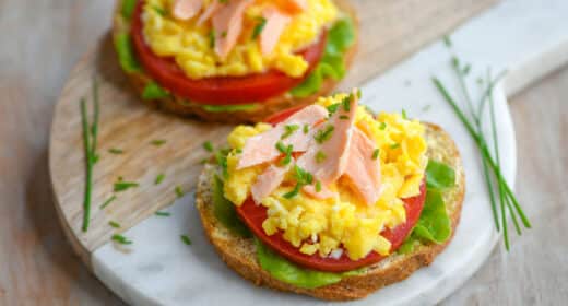 Toasts d’œufs brouillés au saumon - 5388